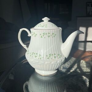 Royal Tara Trellis Shamrock (Ribbed, Fluted) teapot